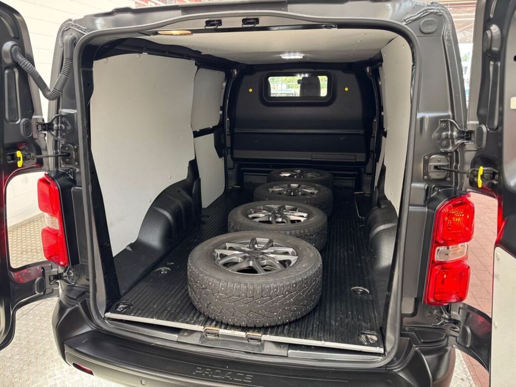 Toyota Proace 2024 Harmaa