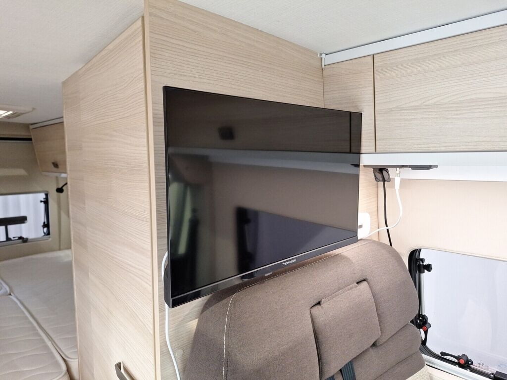 Challenger V217 2025 Valkoinen