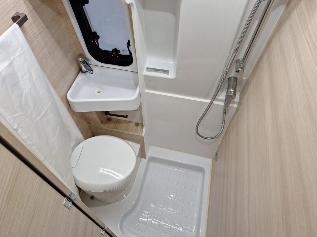 Challenger V217 2025 Valkoinen