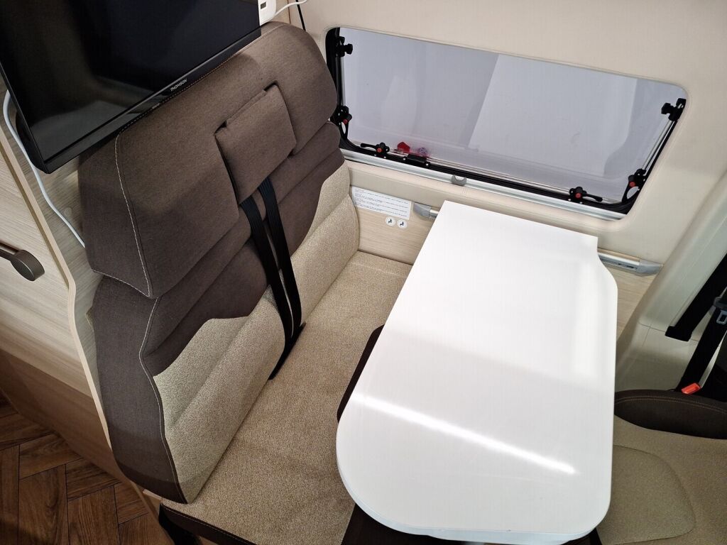 Challenger V217 2025 Valkoinen