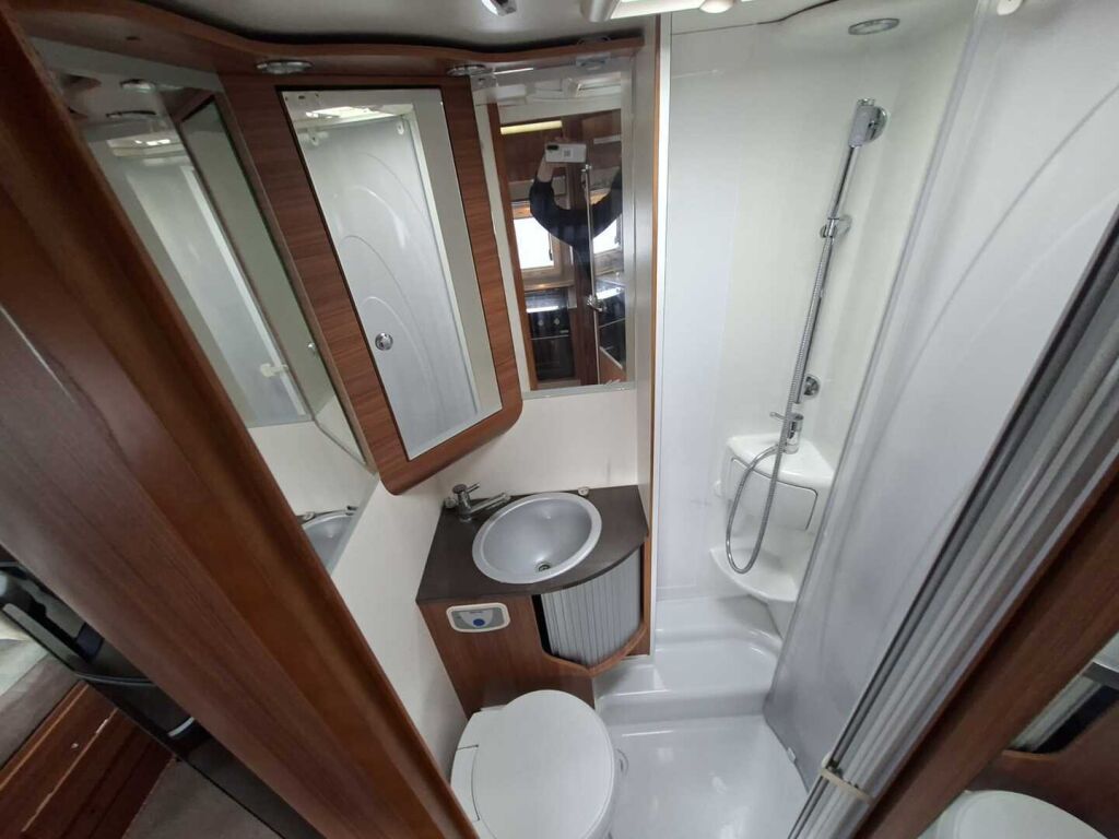 Adria CORAL S670 SLL 2011 Valkoinen