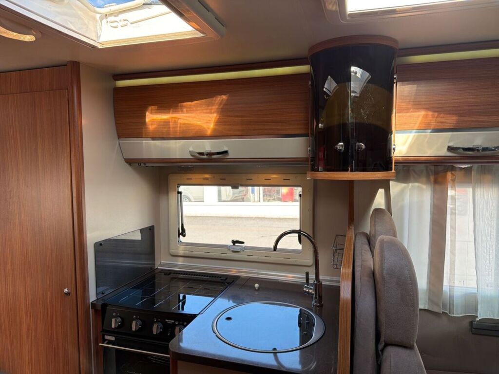Adria CORAL S670 SLL 2011 Valkoinen