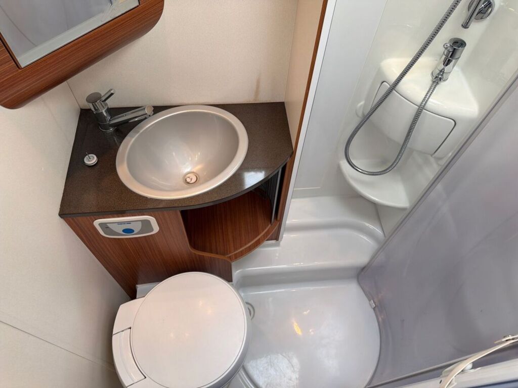 Adria CORAL S670 SLL 2011 Valkoinen