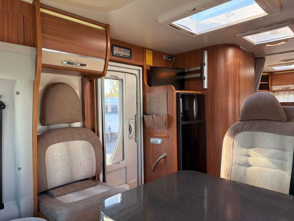 Adria CORAL S670 SLL 2011 Valkoinen