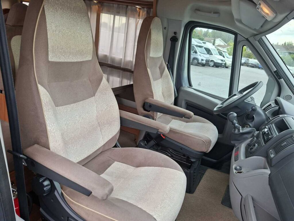 Adria CORAL S670 SLL 2011 Valkoinen