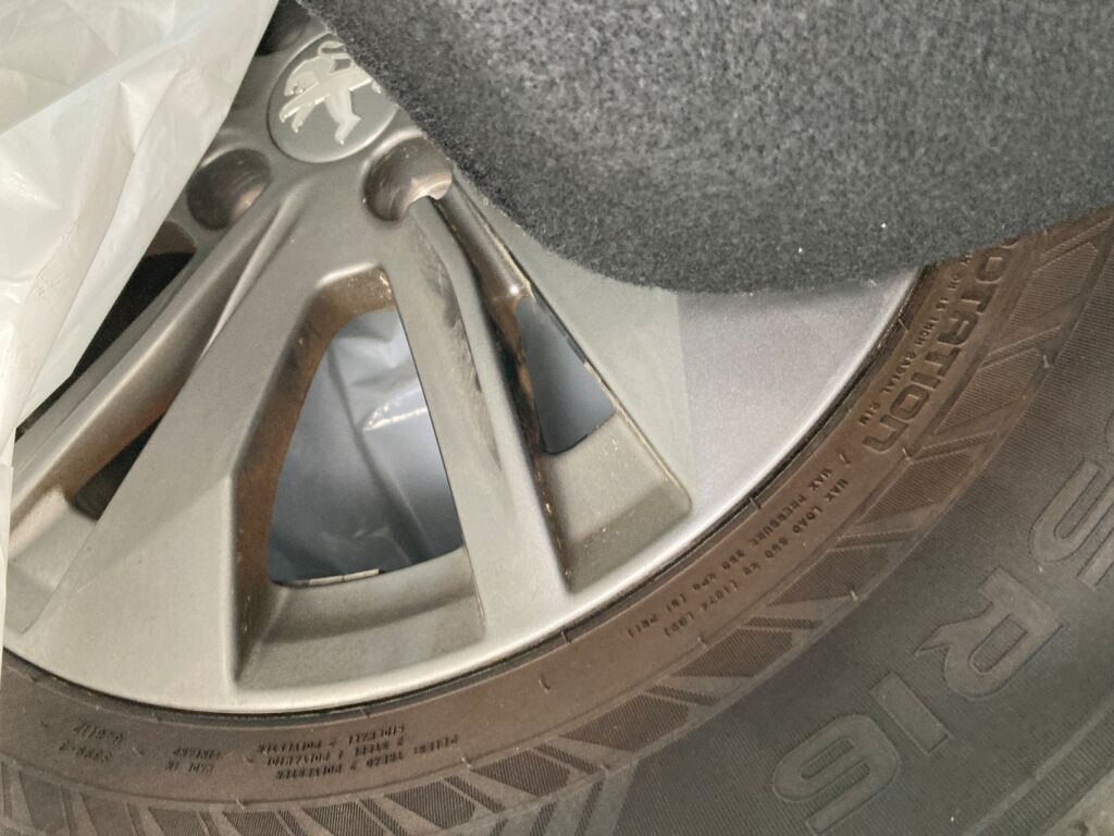 Peugeot 2008 2024 Metallinhohto Punainen