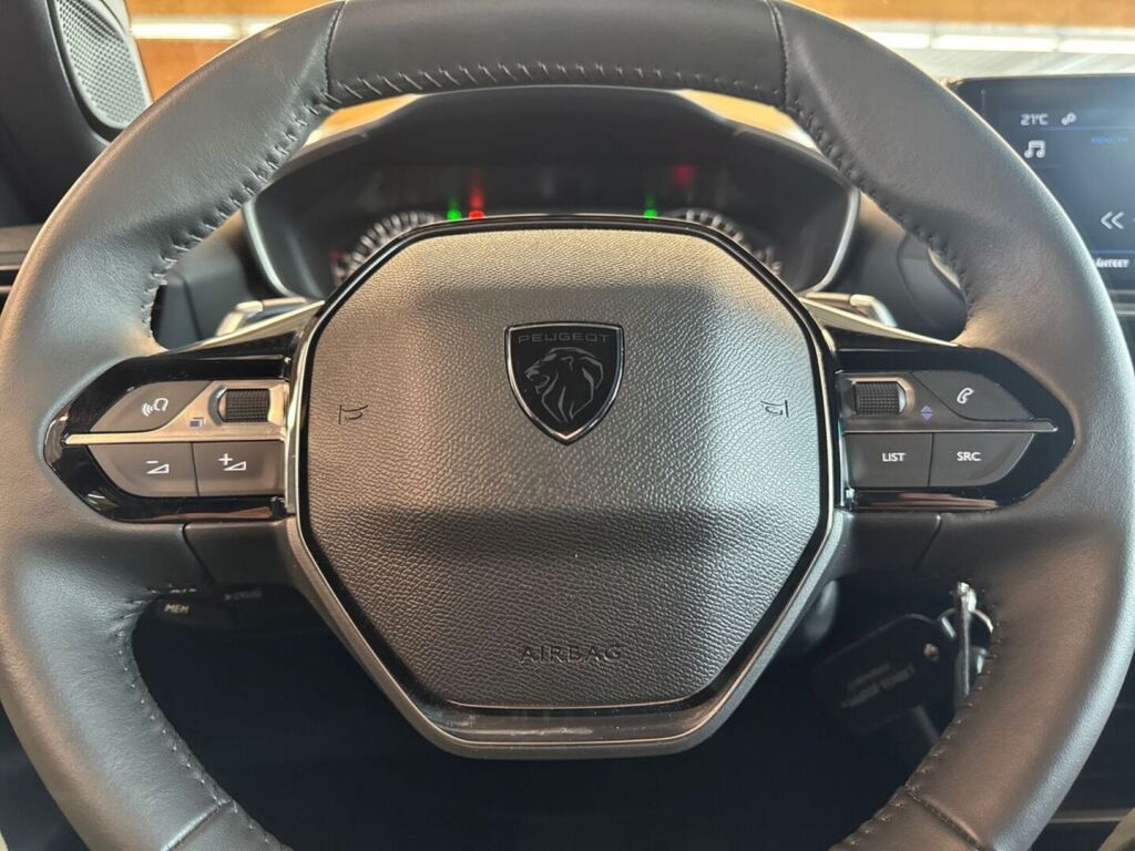 Peugeot 2008 2024 Metallinhohto Punainen