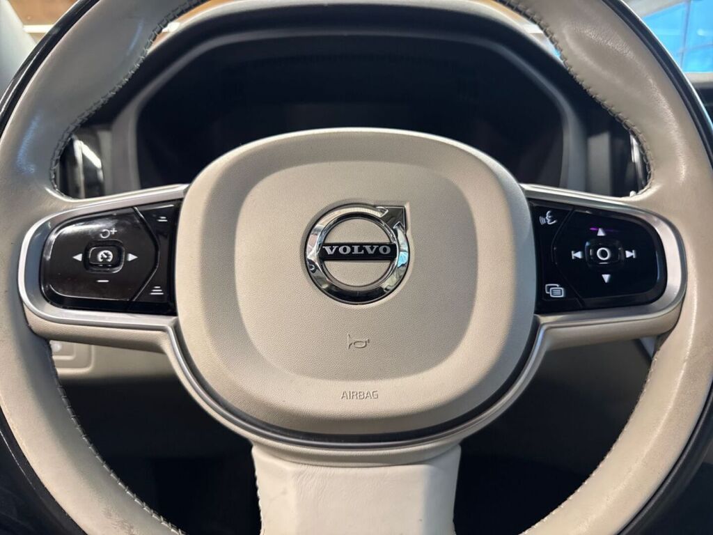 Volvo XC60 2018 Metallinhohto Punainen