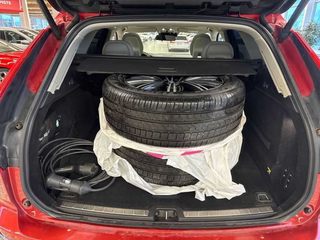 Volvo XC60 2018 Metallinhohto Punainen