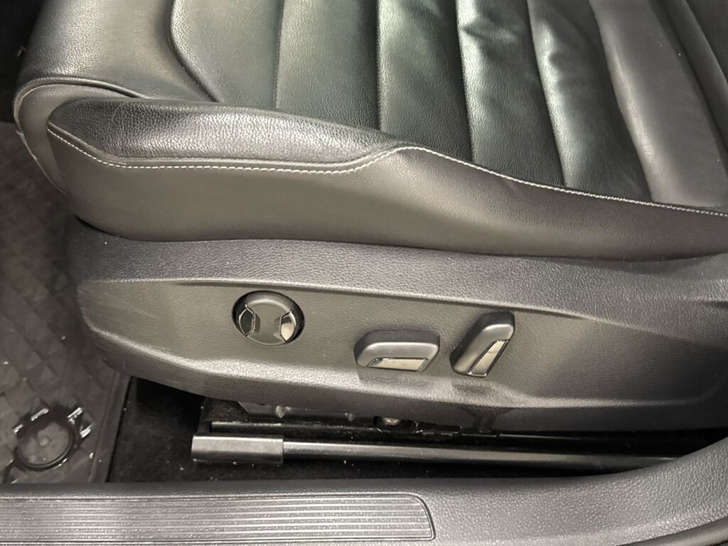 Volkswagen Golf 2013 Musta