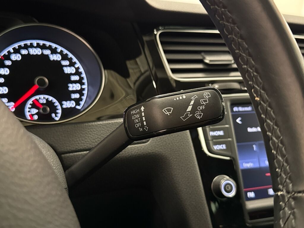 Volkswagen Golf 2013 Musta