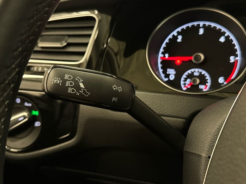 Volkswagen Golf 2013 Musta