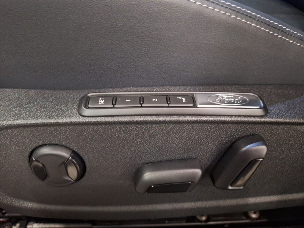 Ford Explorer 2025 Punainen