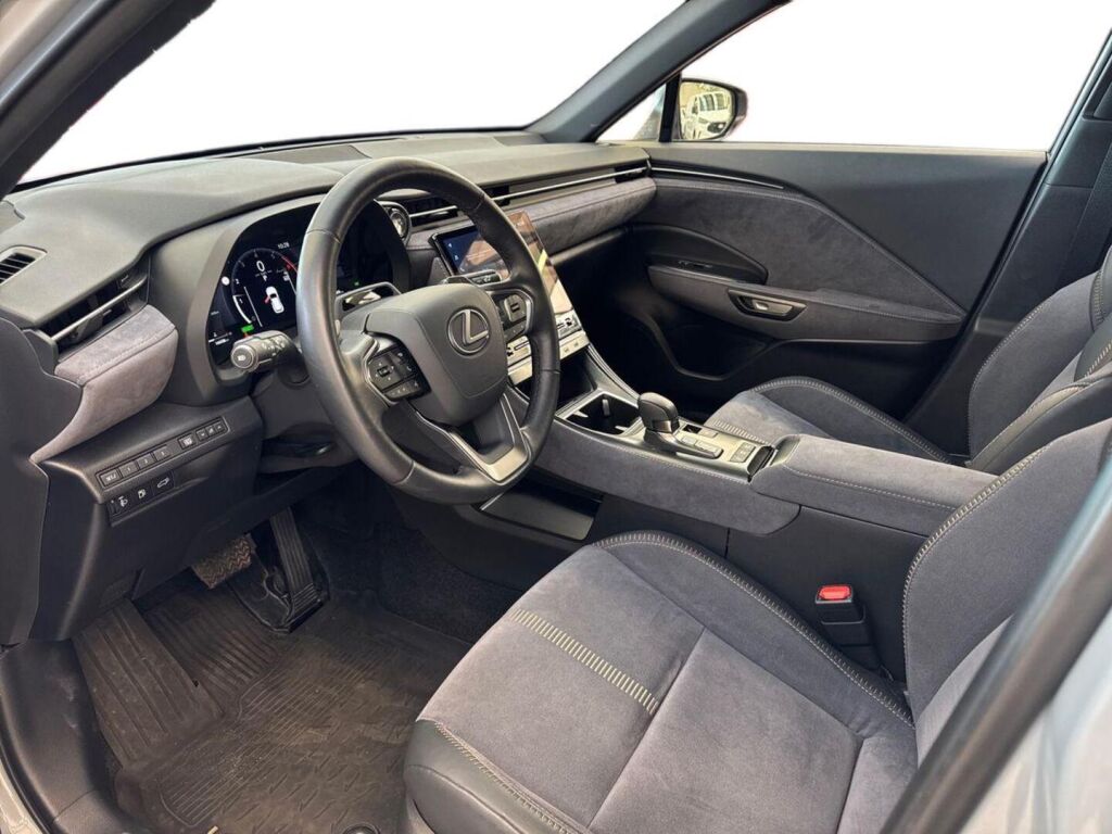 Lexus LBX 2025 Harmaa