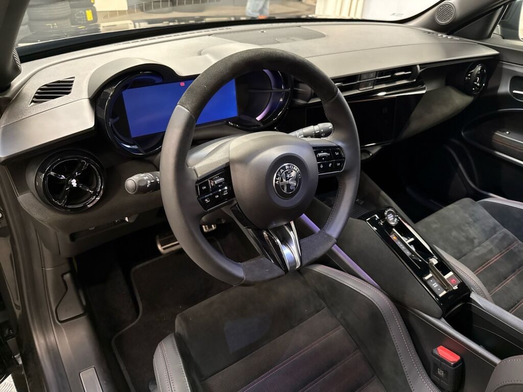 Alfa Romeo Junior 2026 Musta