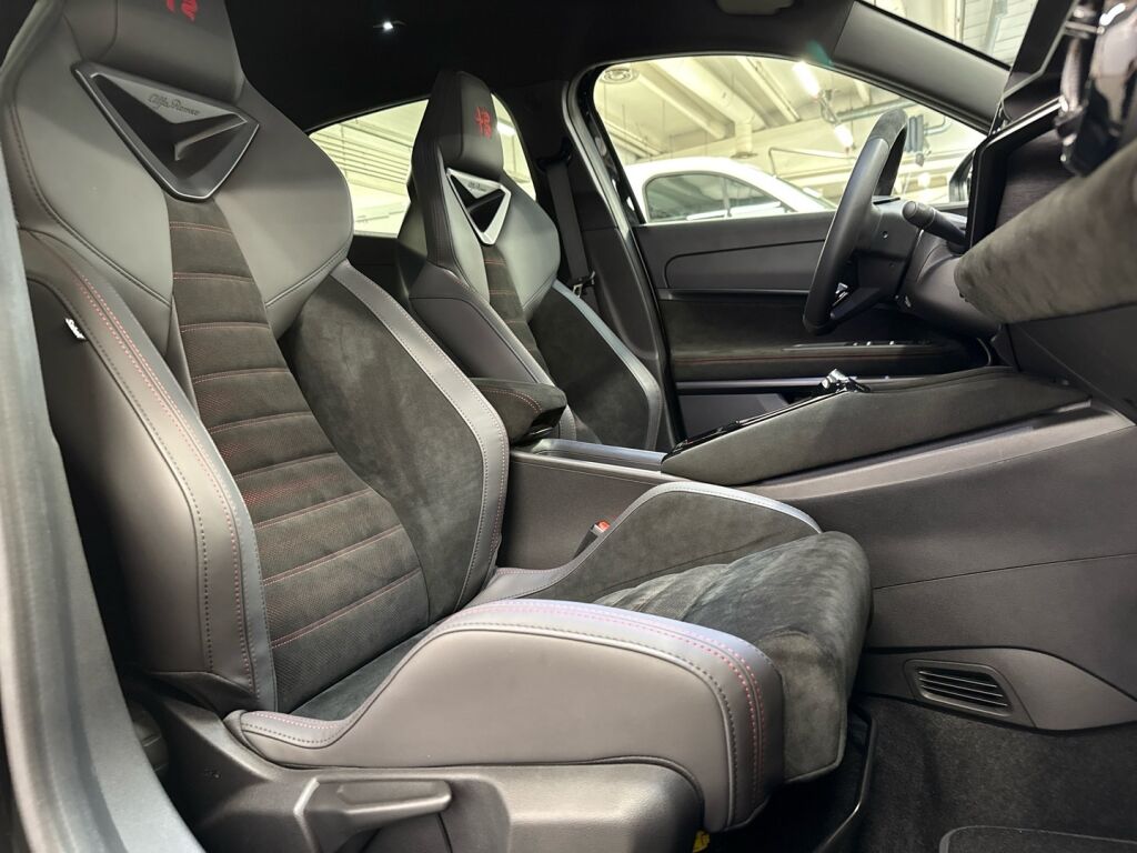 Alfa Romeo Junior 2026 Musta