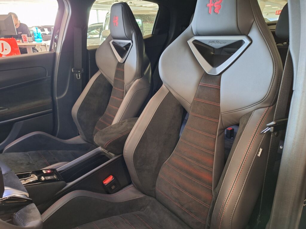 Alfa Romeo Junior 2026 Musta