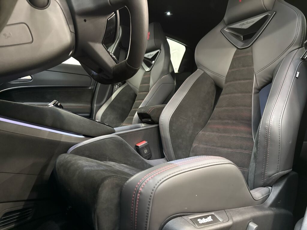 Alfa Romeo Junior 2026 Musta