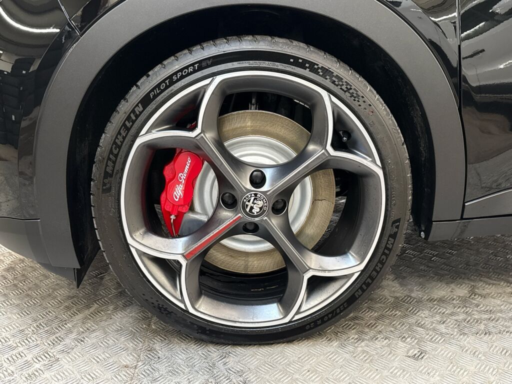 Alfa Romeo Junior 2026 Musta