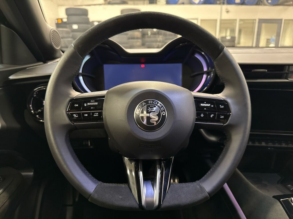 Alfa Romeo Junior 2026 Musta