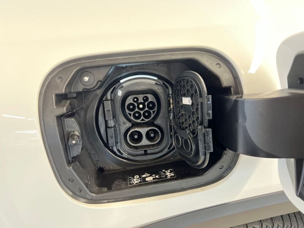 Mercedes-Benz EQB 2022 Valkoinen
