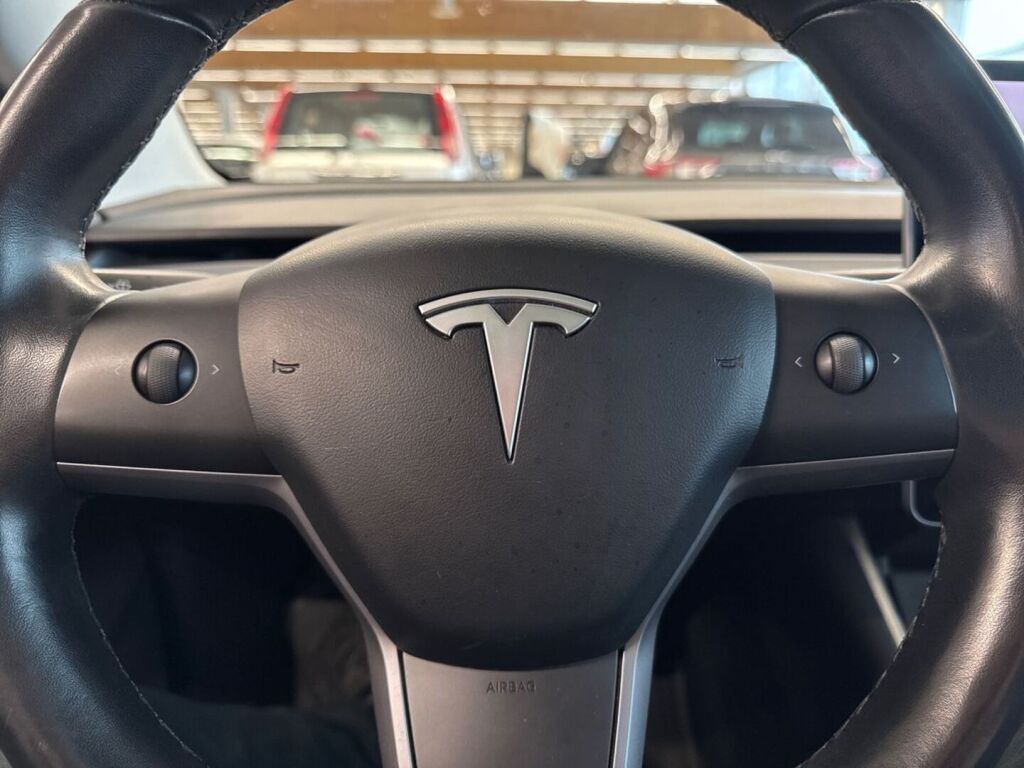 Tesla Model 3 2019 Punainen
