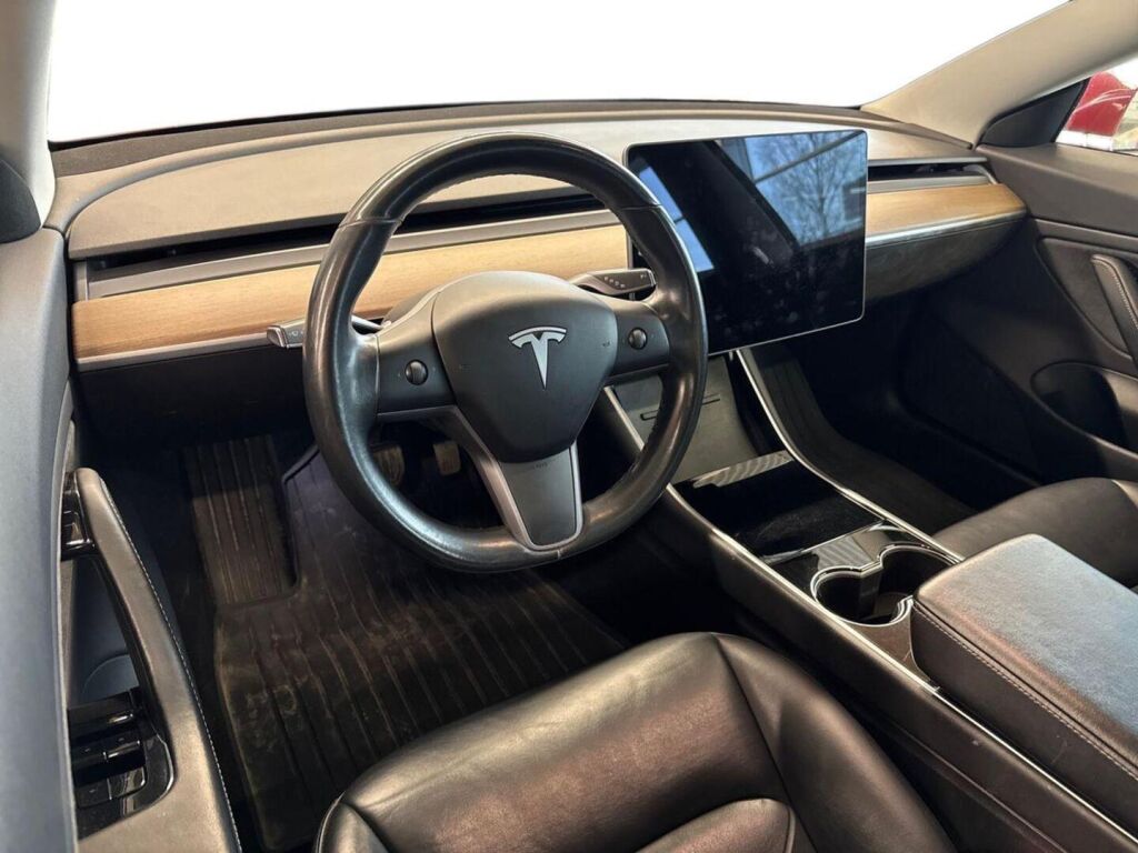 Tesla Model 3 2019 Punainen