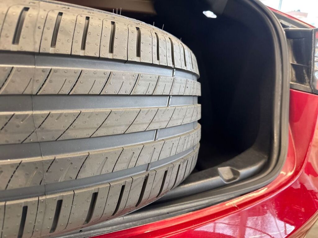 Tesla Model 3 2019 Punainen