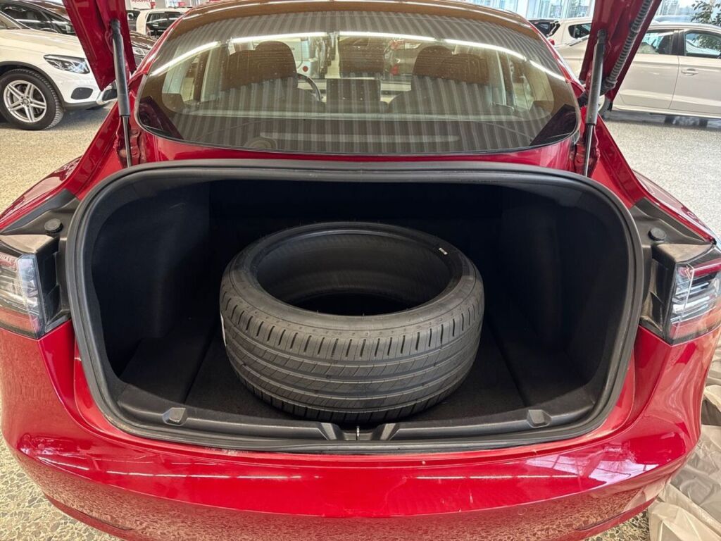 Tesla Model 3 2019 Punainen