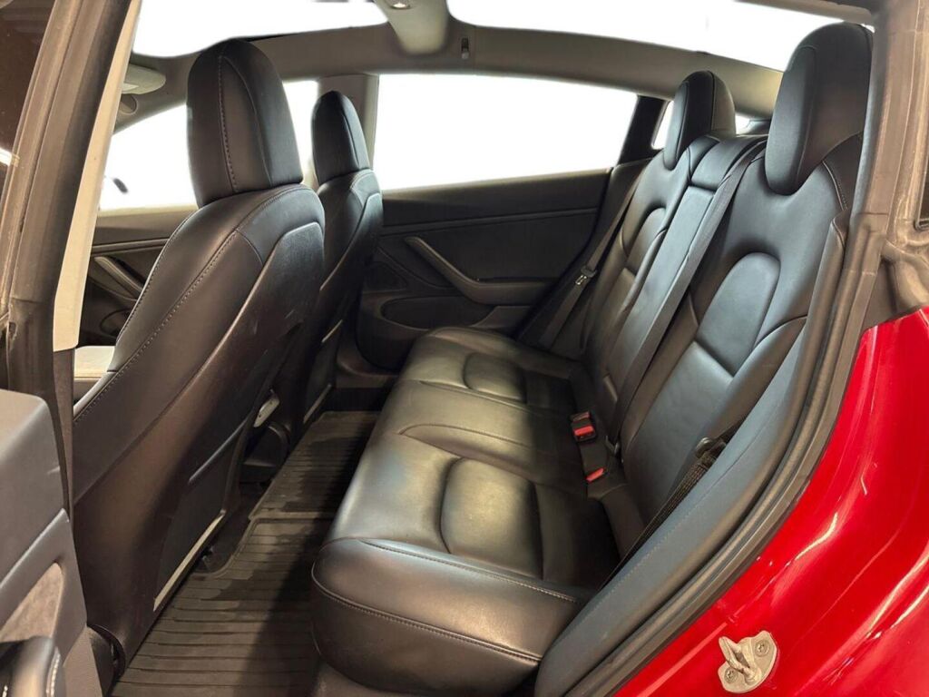 Tesla Model 3 2019 Punainen