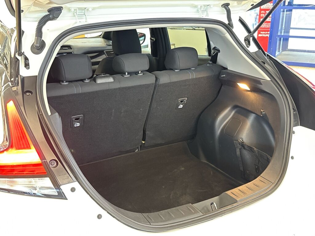 Nissan Leaf 2024 Valkoinen