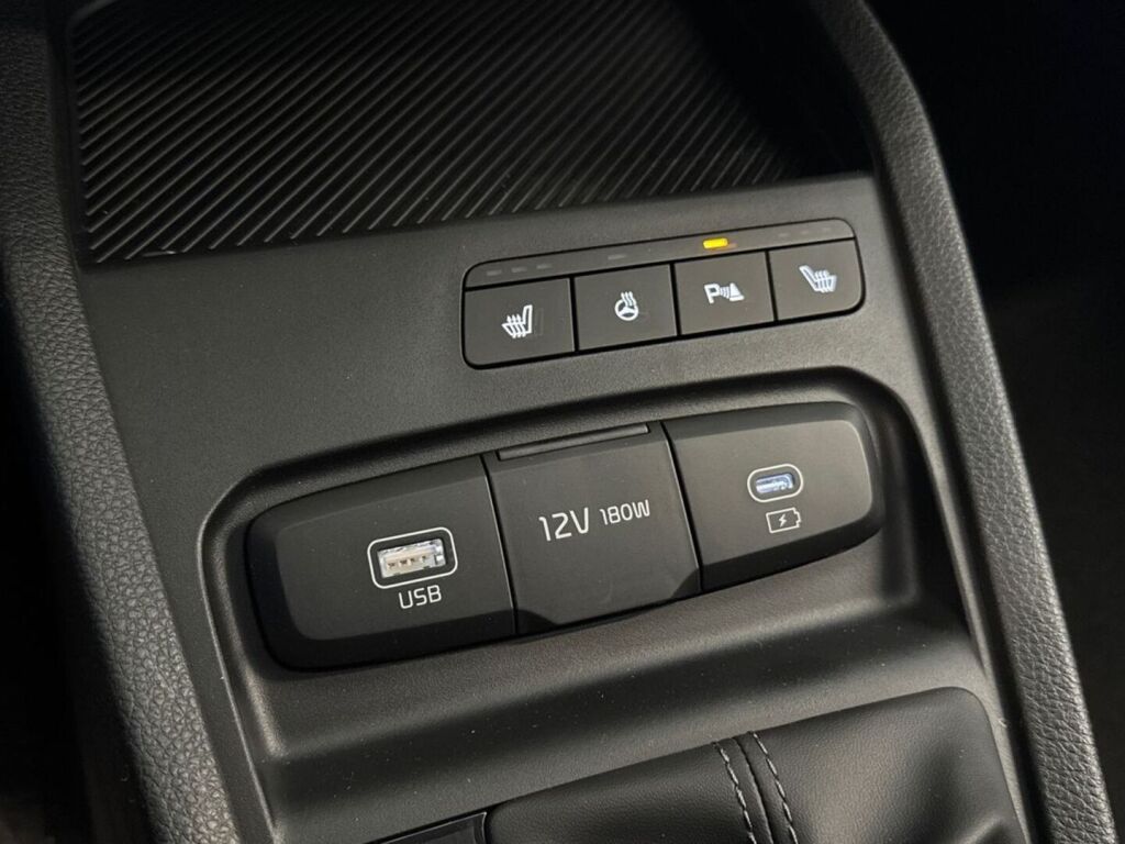 Kia Stonic 2025 Punainen