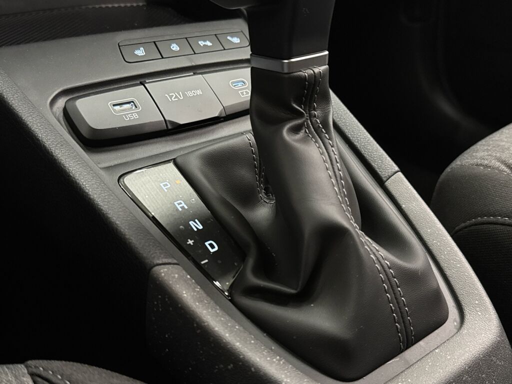 Kia Stonic 2025 Musta