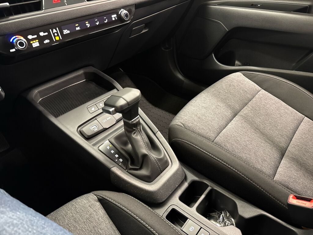 Kia Stonic 2025 Musta