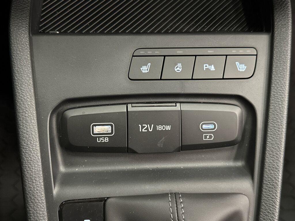 Kia Stonic 2025 Musta