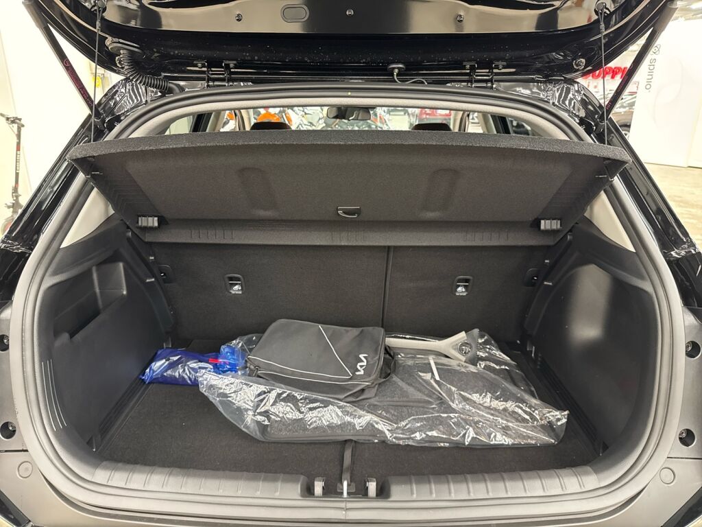 Kia Stonic 2025 Musta