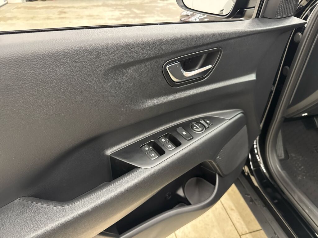 Kia Stonic 2025 Musta