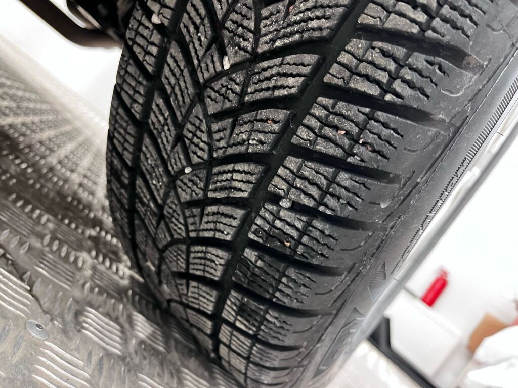 Toyota Corolla Cross 2024 Musta