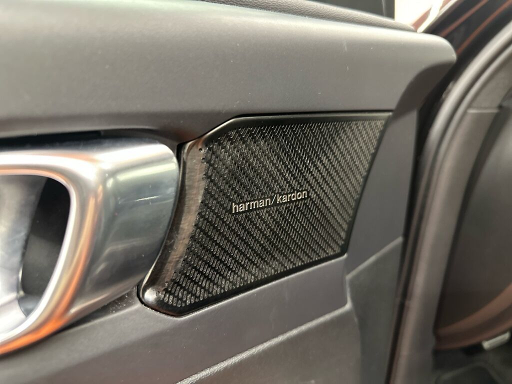 Volvo XC40 2021 Musta