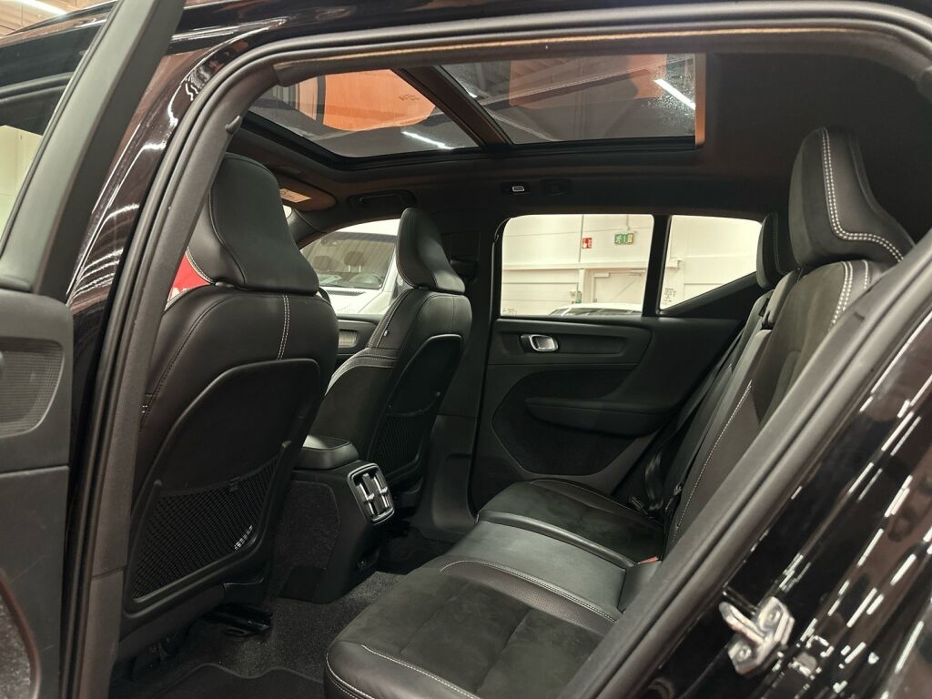 Volvo XC40 2021 Musta