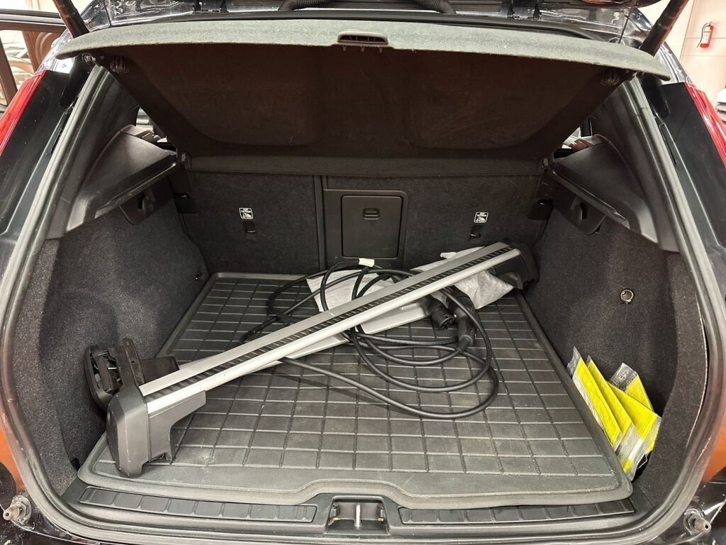 Volvo XC40 2021 Musta