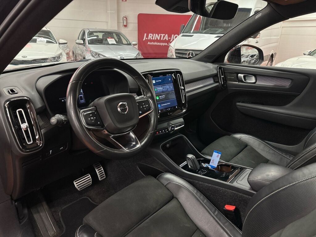 Volvo XC40 2021 Musta
