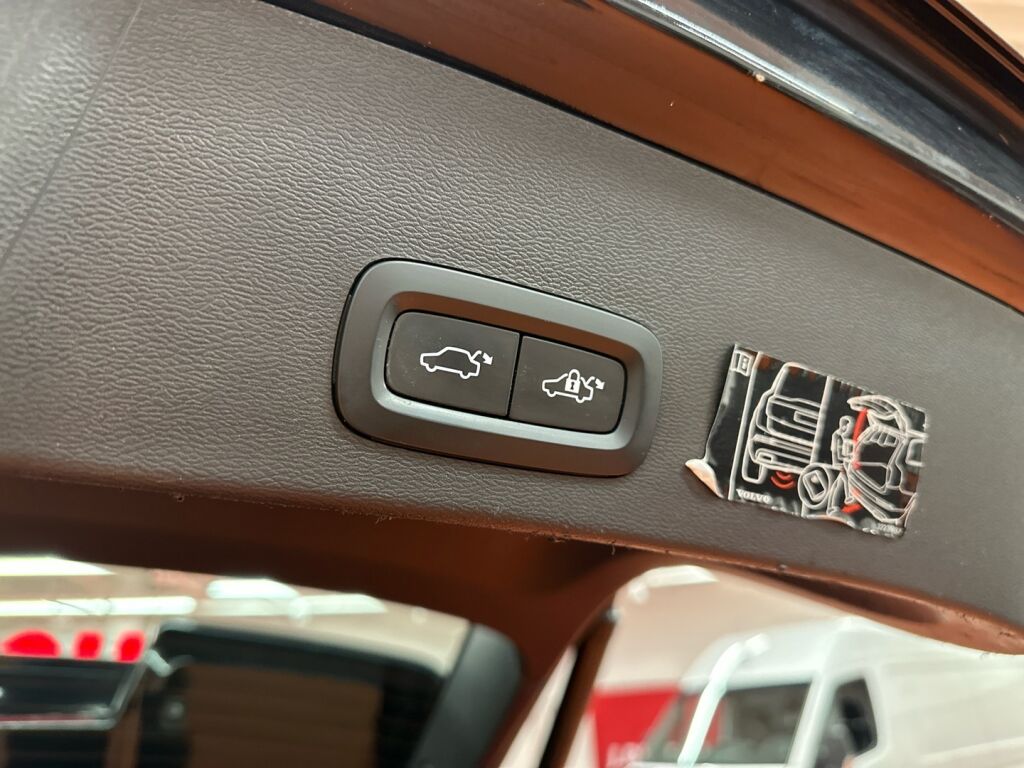 Volvo XC40 2021 Musta