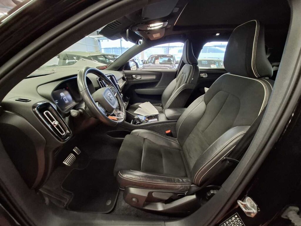 Volvo XC40 2021 Musta