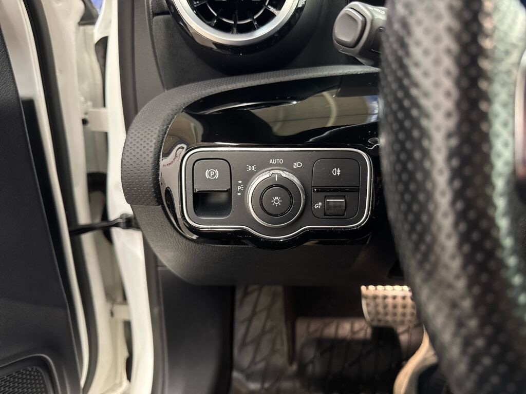 Mercedes-Benz A 2022 Valkoinen