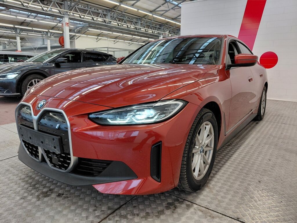 BMW i4 2023 Oranssi