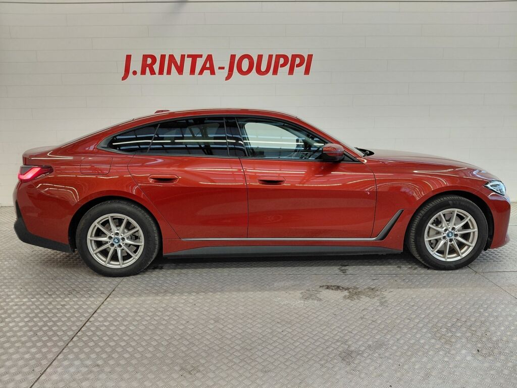 BMW i4 2023 Oranssi