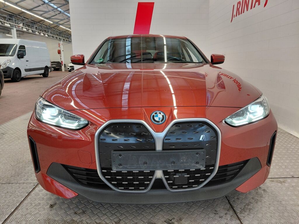 BMW i4 2023 Oranssi