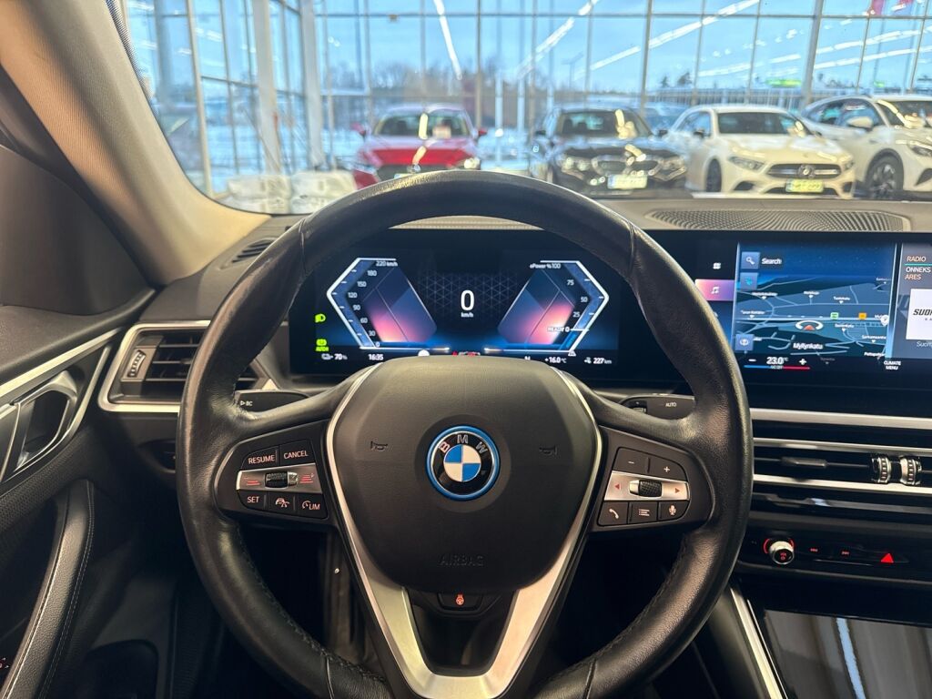 BMW i4 2023 Oranssi