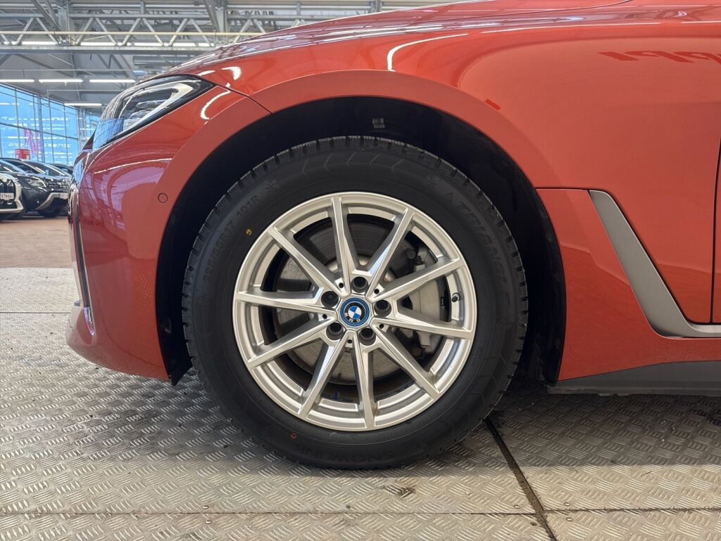 BMW i4 2023 Oranssi
